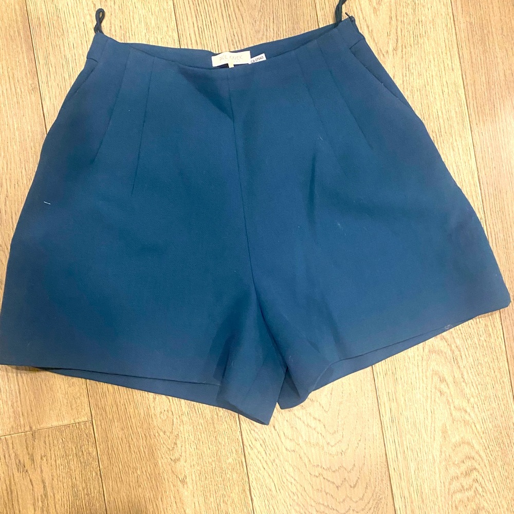 Beautiful lined thick fabric looks like a mini skirt it’s a short!